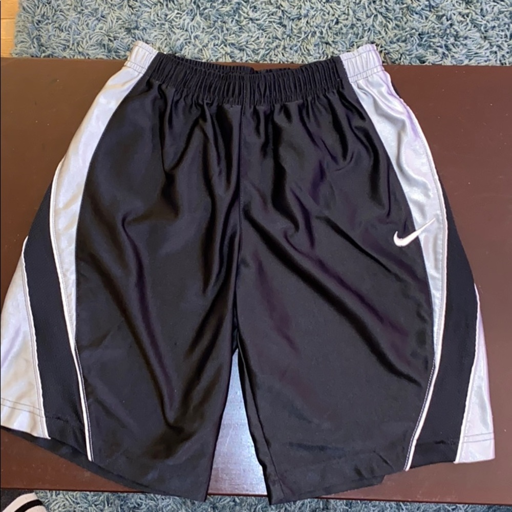 NIKE BOYS SIZE SMALL SHORTS